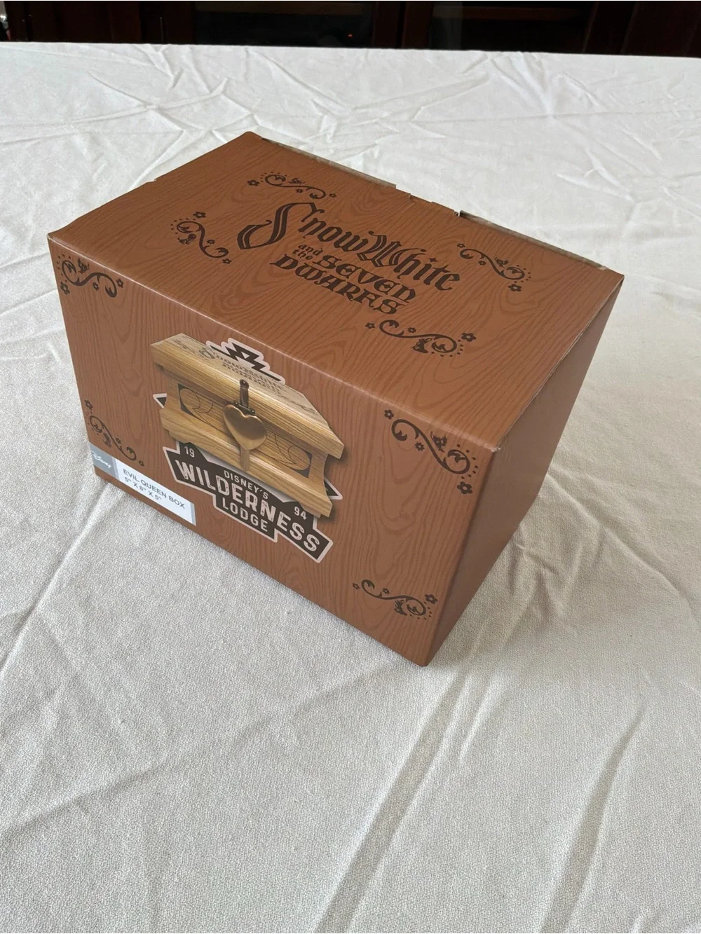 ******** Disney Snow White Wooden Jewelry Box with Gold-Tone Heart Lock ********